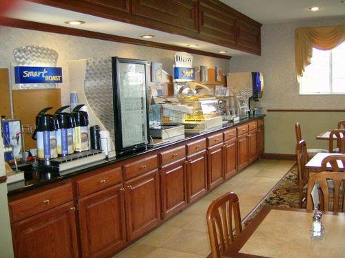 Comfort Inn Near Ouabache State Park Bluffton Restaurant photo